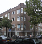 Hoek Vechtstraat-Waverstraat. Hogere kuif met een ander metselverband en het ronde balkon.
<br/>
Corrie Groen- Pickhard, 2015-07-16